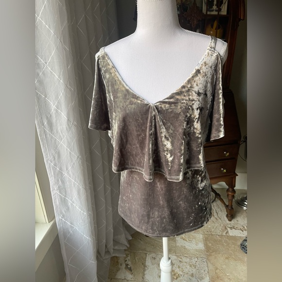 Women’s velvet top in size small… Great for holiday season ..Smoke free home - Picture 1 of 3
